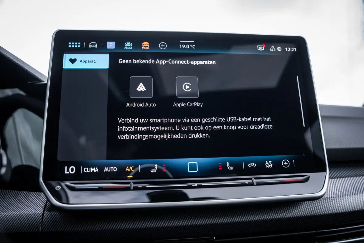 VIII Lim. 1.5 eTSI 110 kW R-Line | Adaptive Cruise Control ACC and Front Assist with Pedestrian and Cyclist Monitoring | Black Style package incl. LED Matrix package | Panoramaschuif-kanteld