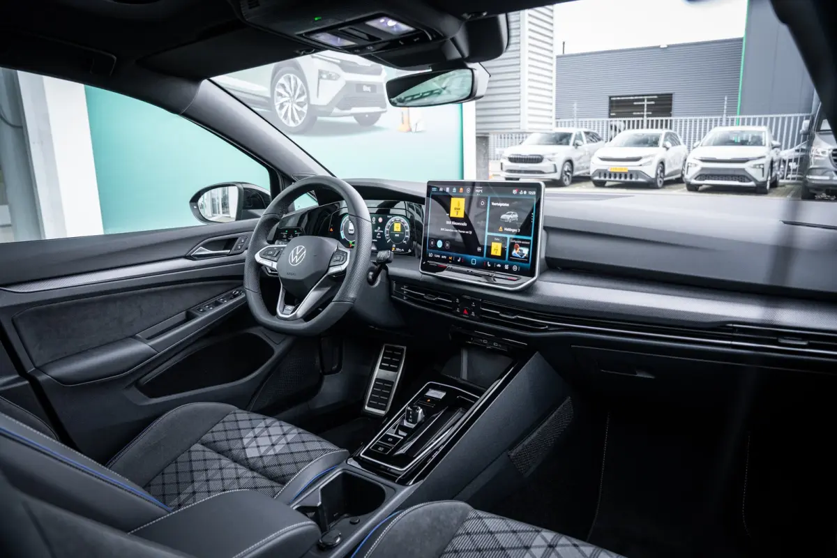 VIII Lim. 1.5 eTSI 110 kW R-Line | Adaptive Cruise Control ACC and Front Assist with Pedestrian and Cyclist Monitoring | Black Style package incl. LED Matrix package | Panoramaschuif-kanteld