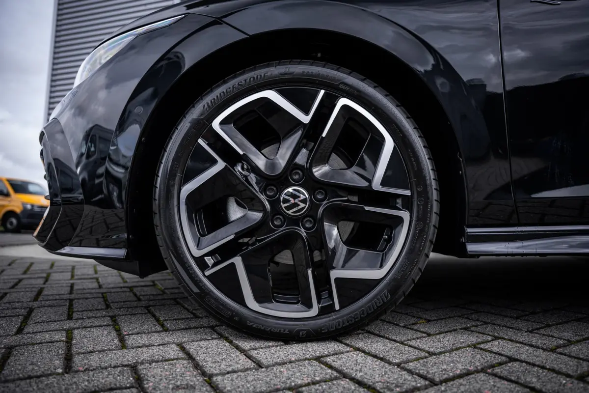 VIII Lim. 1.5 eTSI 110 kW R-Line | Adaptive Cruise Control ACC and Front Assist with Pedestrian and Cyclist Monitoring | Black Style package incl. LED Matrix package | Panoramaschuif-kanteld