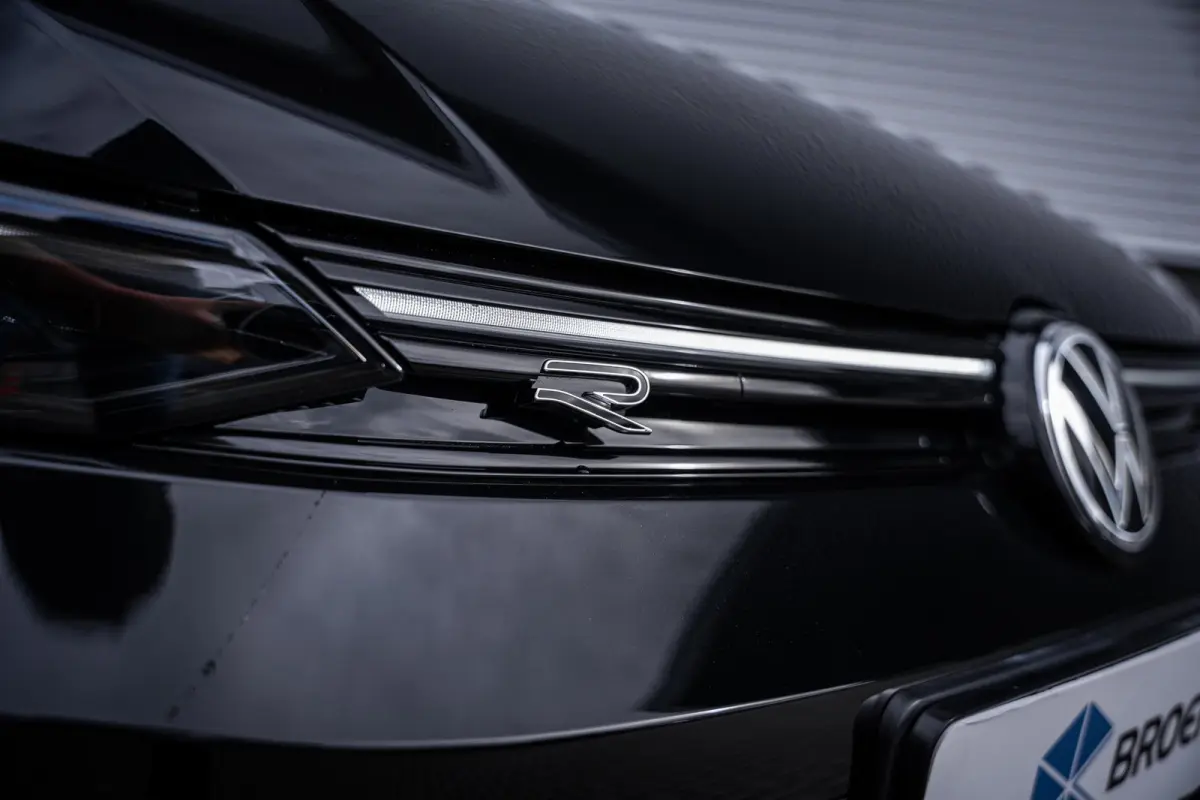 VIII Lim. 1.5 eTSI 110 kW R-Line | Adaptive Cruise Control ACC and Front Assist with Pedestrian and Cyclist Monitoring | Black Style package incl. LED Matrix package | Panoramaschuif-kanteld