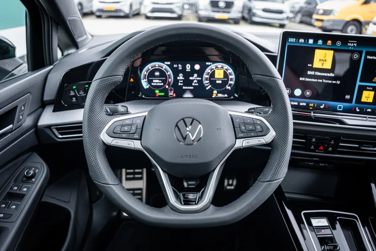 VIII Lim. 1.5 eTSI 110 kW R-Line | Adaptive Cruise Control ACC and Front Assist with Pedestrian and Cyclist Monitoring | Black Style package incl. LED Matrix package | Panoramaschuif-kanteld