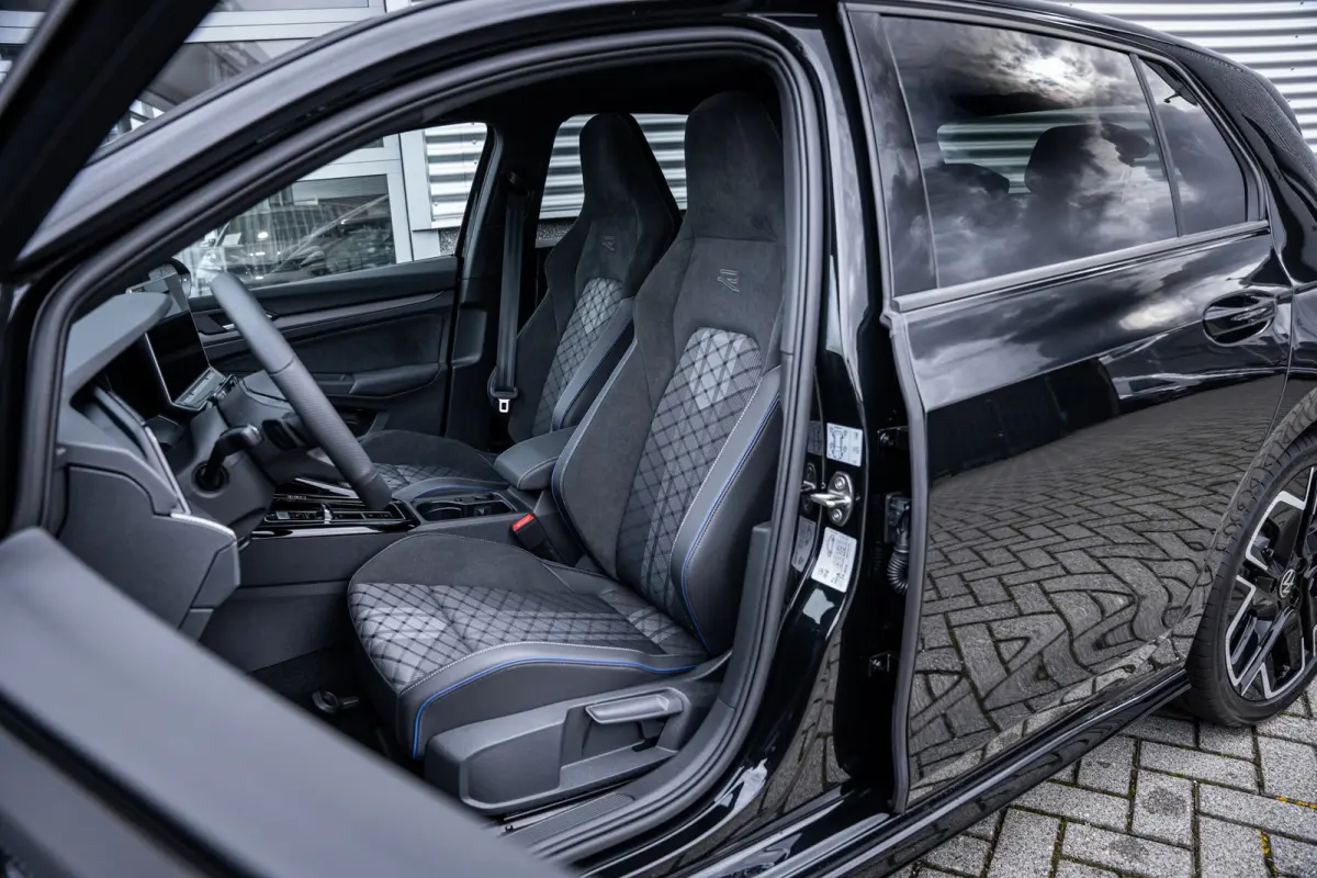 VIII Lim. 1.5 eTSI 110 kW R-Line | Adaptive Cruise Control ACC and Front Assist with Pedestrian and Cyclist Monitoring | Black Style package incl. LED Matrix package | Panoramaschuif-kanteld