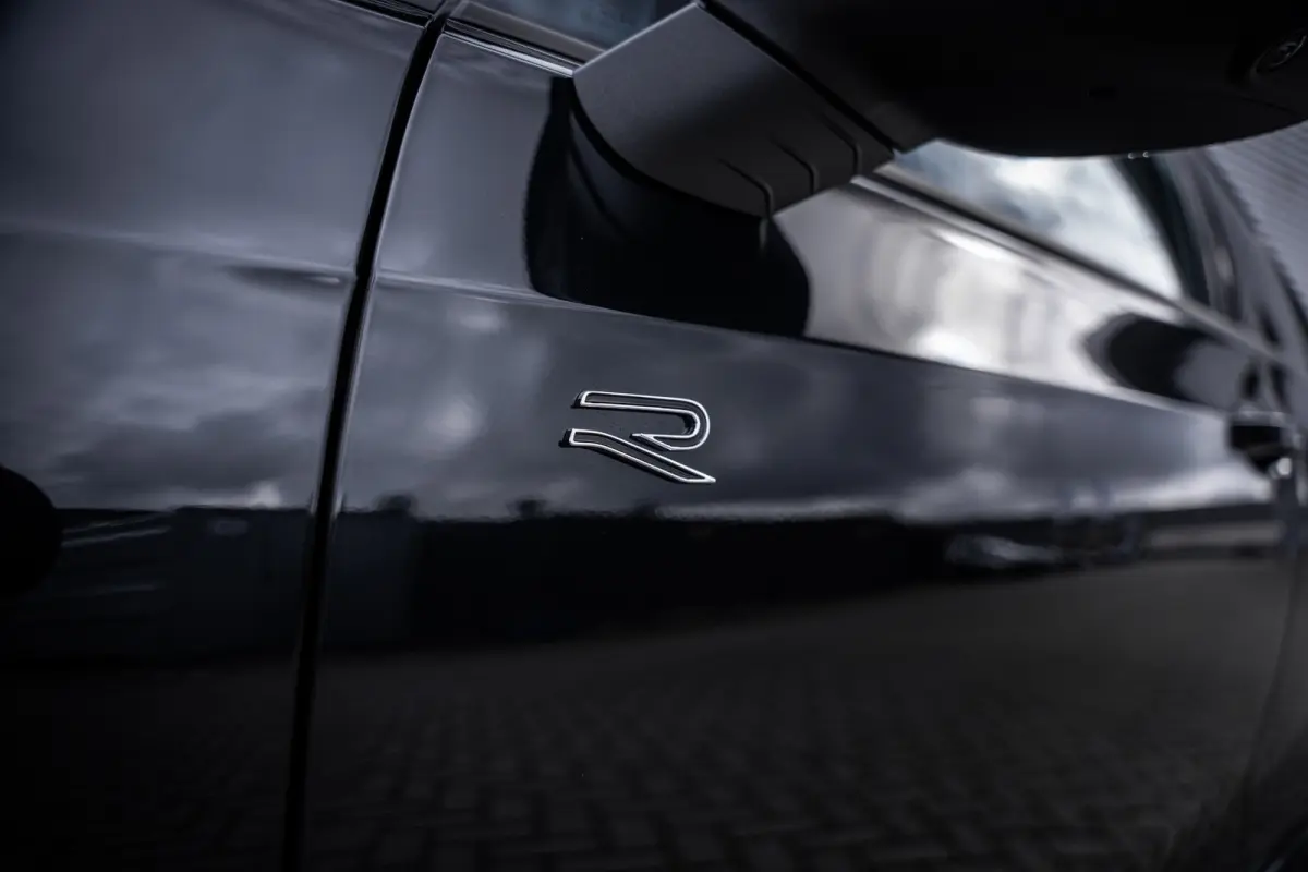 VIII Lim. 1.5 eTSI 110 kW R-Line | Adaptive Cruise Control ACC and Front Assist with Pedestrian and Cyclist Monitoring | Black Style package incl. LED Matrix package | Panoramaschuif-kanteld