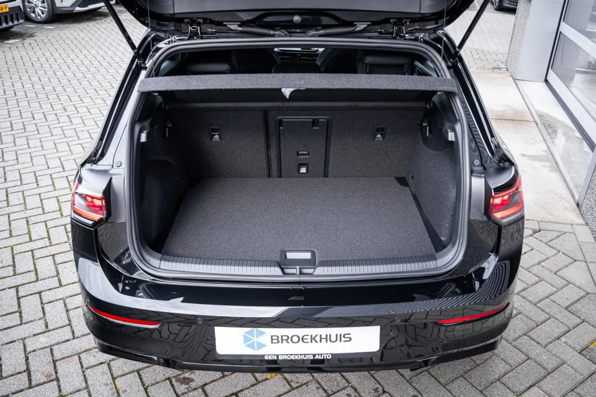 VIII Lim. 1.5 eTSI 110 kW R-Line | Adaptive Cruise Control ACC and Front Assist with Pedestrian and Cyclist Monitoring | Black Style package incl. LED Matrix package | Panoramaschuif-kanteld