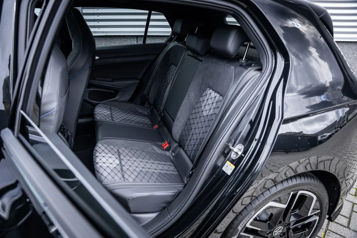 VIII Lim. 1.5 eTSI 110 kW R-Line | Adaptive Cruise Control ACC and Front Assist with Pedestrian and Cyclist Monitoring | Black Style package incl. LED Matrix package | Panoramaschuif-kanteld