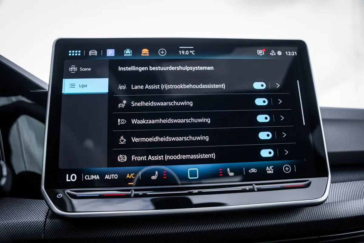 VIII Lim. 1.5 eTSI 110 kW R-Line | Adaptive Cruise Control ACC and Front Assist with Pedestrian and Cyclist Monitoring | Black Style package incl. LED Matrix package | Panoramaschuif-kanteld