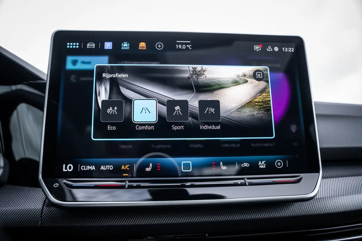 VIII Lim. 1.5 eTSI 110 kW R-Line | Adaptive Cruise Control ACC and Front Assist with Pedestrian and Cyclist Monitoring | Black Style package incl. LED Matrix package | Panoramaschuif-kanteld