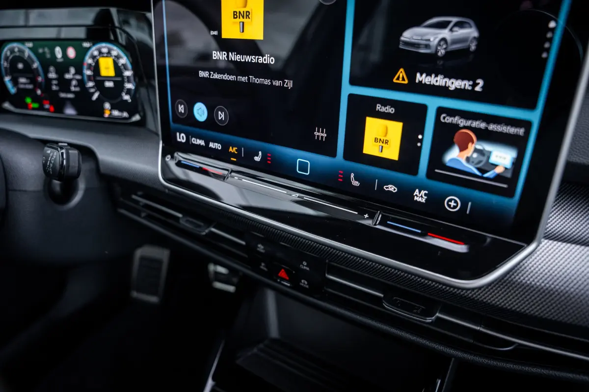 VIII Lim. 1.5 eTSI 110 kW R-Line | Adaptive Cruise Control ACC and Front Assist with Pedestrian and Cyclist Monitoring | Black Style package incl. LED Matrix package | Panoramaschuif-kanteld