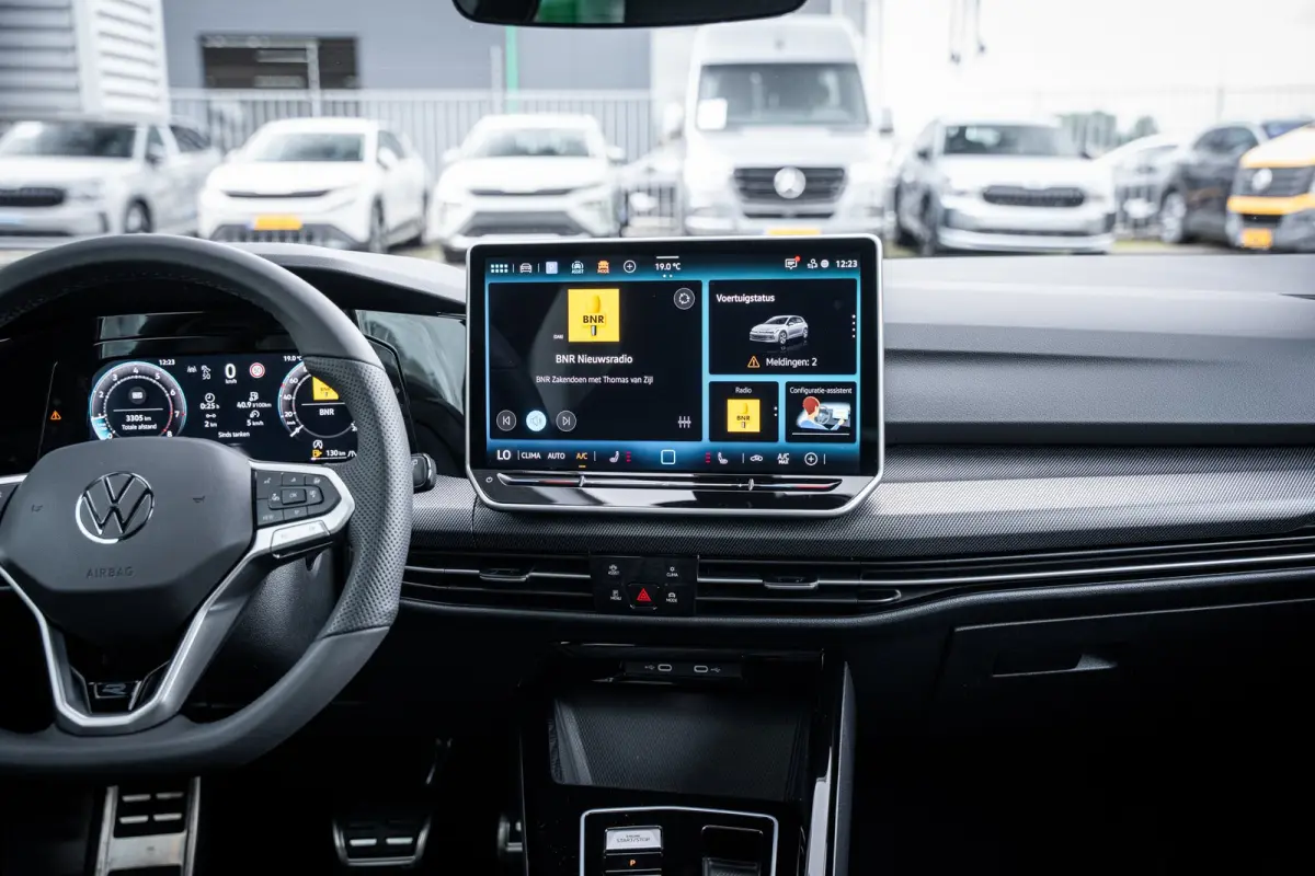 VIII Lim. 1.5 eTSI 110 kW R-Line | Adaptive Cruise Control ACC and Front Assist with Pedestrian and Cyclist Monitoring | Black Style package incl. LED Matrix package | Panoramaschuif-kanteld