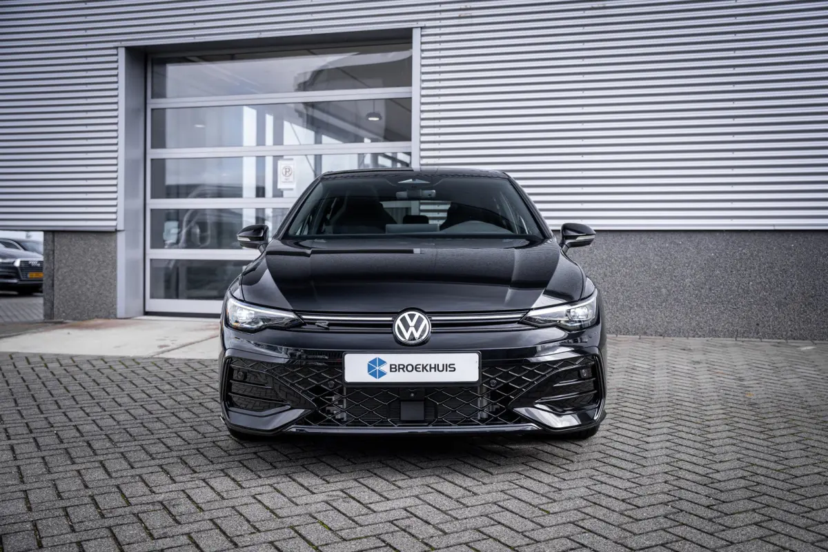 VIII Lim. 1.5 eTSI 110 kW R-Line | Adaptive Cruise Control ACC and Front Assist with Pedestrian and Cyclist Monitoring | Black Style package incl. LED Matrix package | Panoramaschuif-kanteld