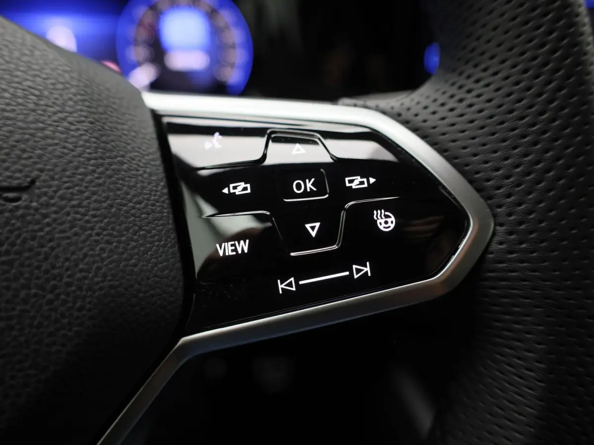 1.5 eTSI R-Line | Panoramadak | Navigatie | Achteruitrijcamera | Trekhaak | LED Matrix | Black Style | Keyless |