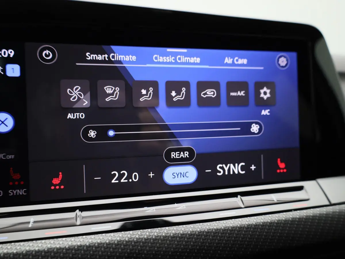 1.5 eTSI R-Line | Panoramadak | Navigatie | Achteruitrijcamera | Trekhaak | LED Matrix | Black Style | Keyless |