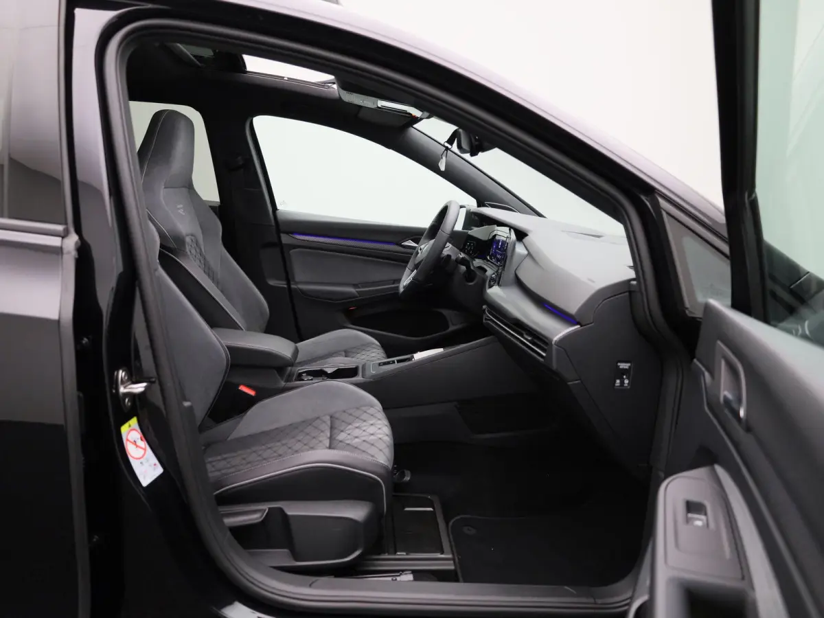 1.5 eTSI R-Line | Panoramadak | Navigatie | Achteruitrijcamera | Trekhaak | LED Matrix | Black Style | Keyless |