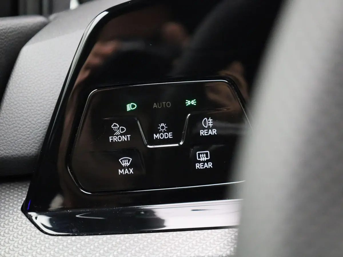 1.5 eTSI R-Line | Panoramadak | Navigatie | Achteruitrijcamera | Trekhaak | LED Matrix | Black Style | Keyless |