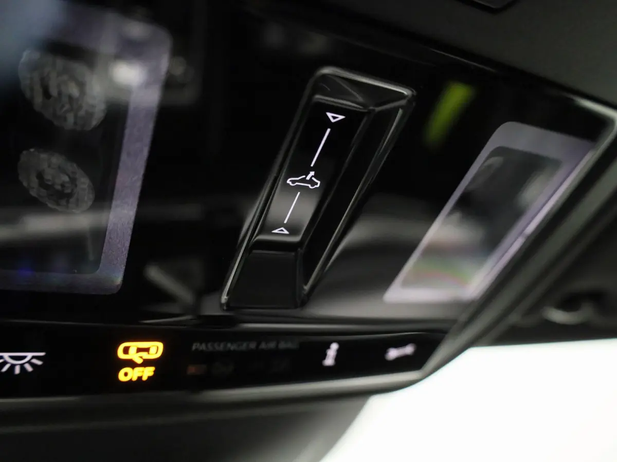 1.5 eTSI R-Line | Panoramadak | Navigatie | Achteruitrijcamera | Trekhaak | LED Matrix | Black Style | Keyless |