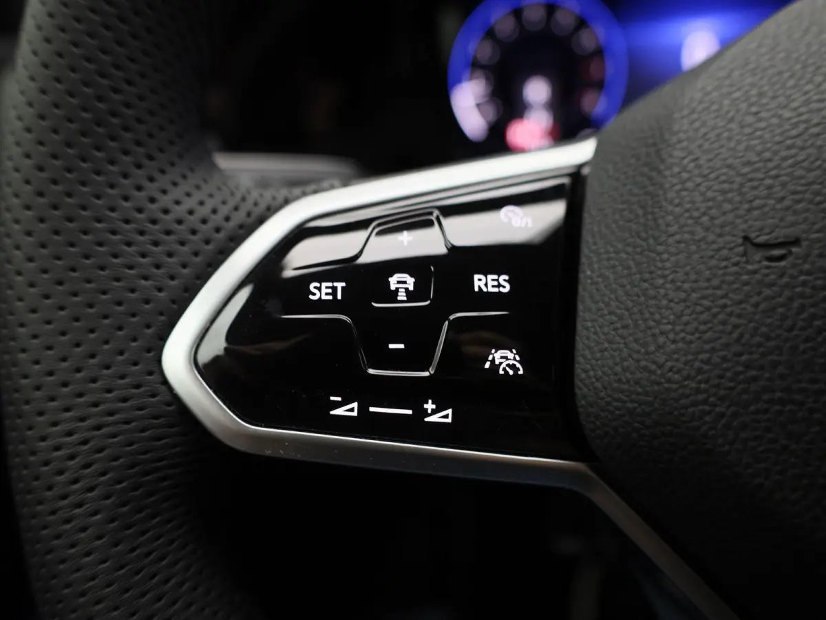 1.5 eTSI R-Line | Panoramadak | Navigatie | Achteruitrijcamera | Trekhaak | LED Matrix | Black Style | Keyless |