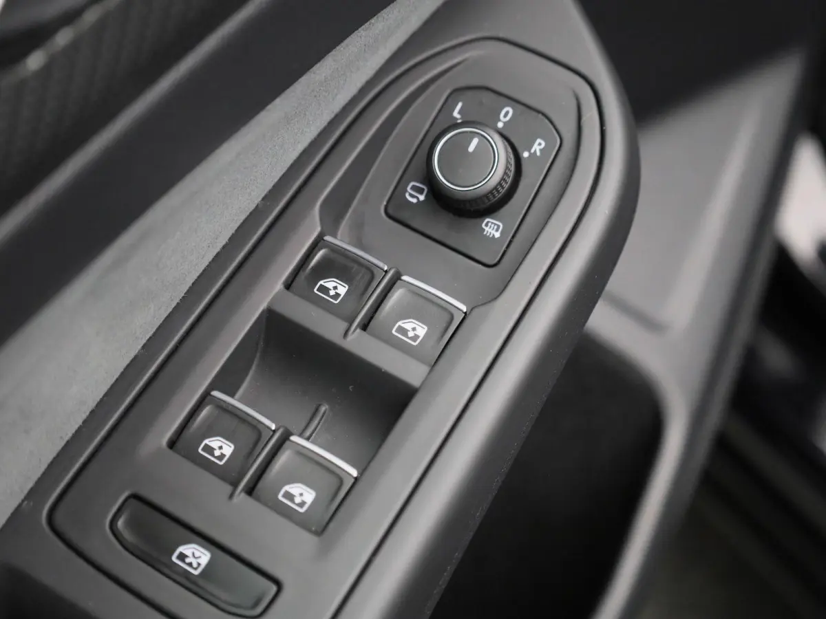 1.5 eTSI R-Line | Panoramadak | Navigatie | Achteruitrijcamera | Trekhaak | LED Matrix | Black Style | Keyless |
