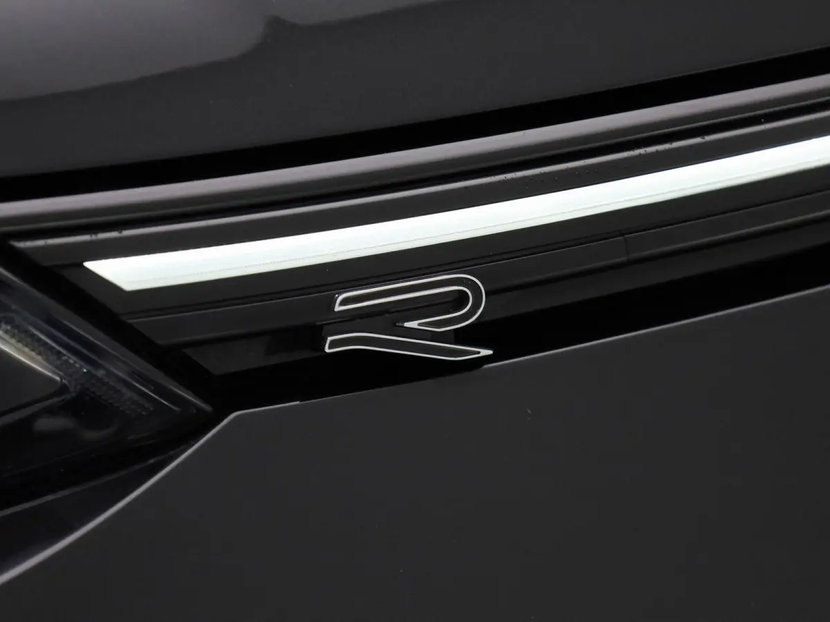 1.5 eTSI R-Line | Panoramadak | Navigatie | Achteruitrijcamera | Trekhaak | LED Matrix | Black Style | Keyless |
