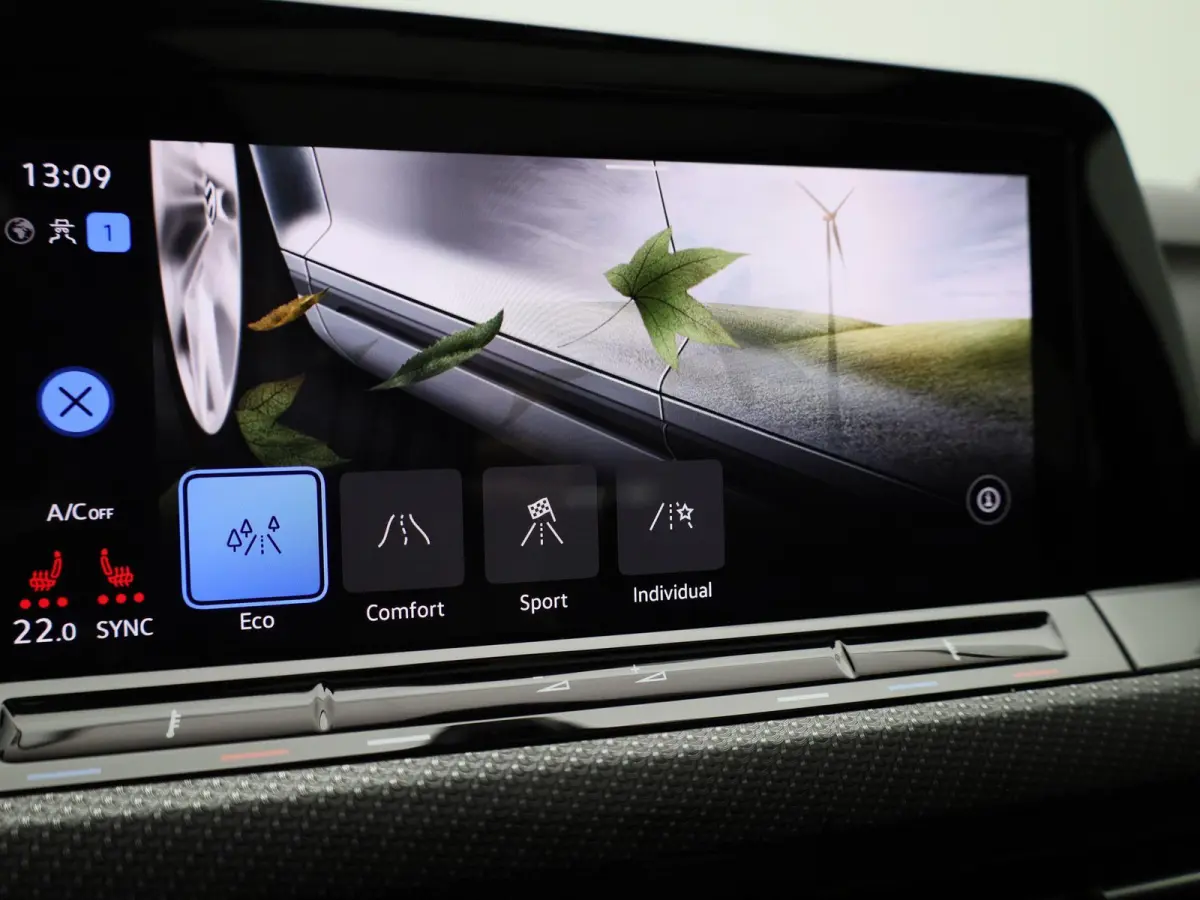 1.5 eTSI R-Line | Panoramadak | Navigatie | Achteruitrijcamera | Trekhaak | LED Matrix | Black Style | Keyless |