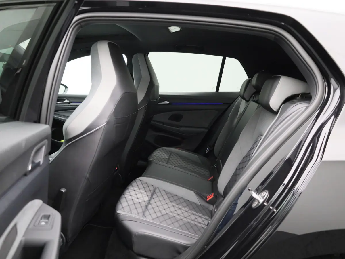 1.5 eTSI R-Line | Panoramadak | Navigatie | Achteruitrijcamera | Trekhaak | LED Matrix | Black Style | Keyless |