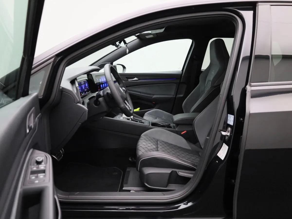 1.5 eTSI R-Line | Panoramadak | Navigatie | Achteruitrijcamera | Trekhaak | LED Matrix | Black Style | Keyless |