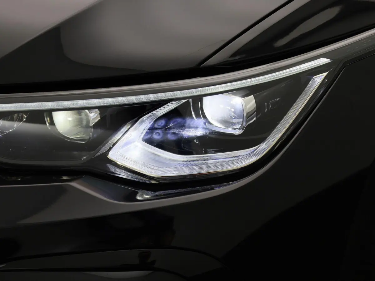 1.5 eTSI R-Line | Panoramadak | Navigatie | Achteruitrijcamera | Trekhaak | LED Matrix | Black Style | Keyless |