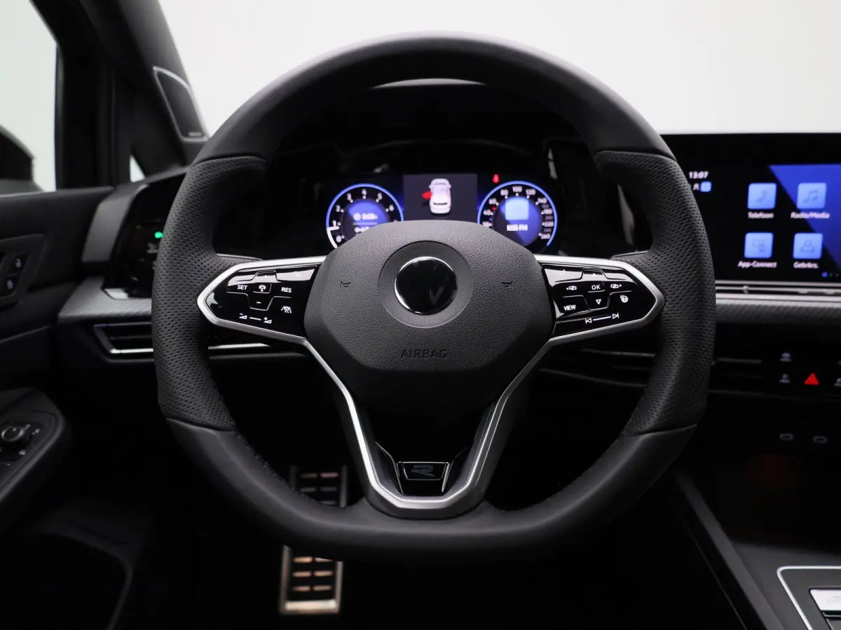 1.5 eTSI R-Line | Panoramadak | Navigatie | Achteruitrijcamera | Trekhaak | LED Matrix | Black Style | Keyless |
