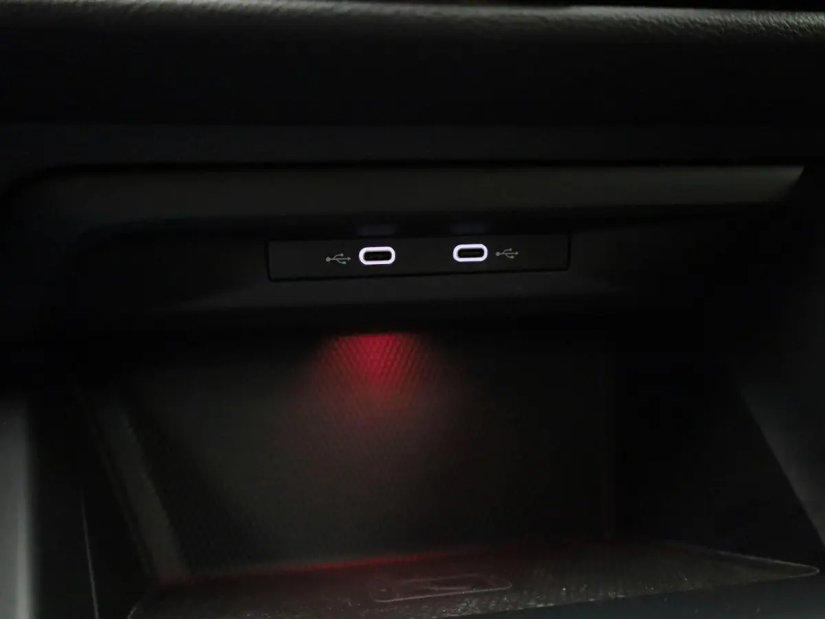 1.5 eTSI R-Line | Panoramadak | Navigatie | Achteruitrijcamera | Trekhaak | LED Matrix | Black Style | Keyless |