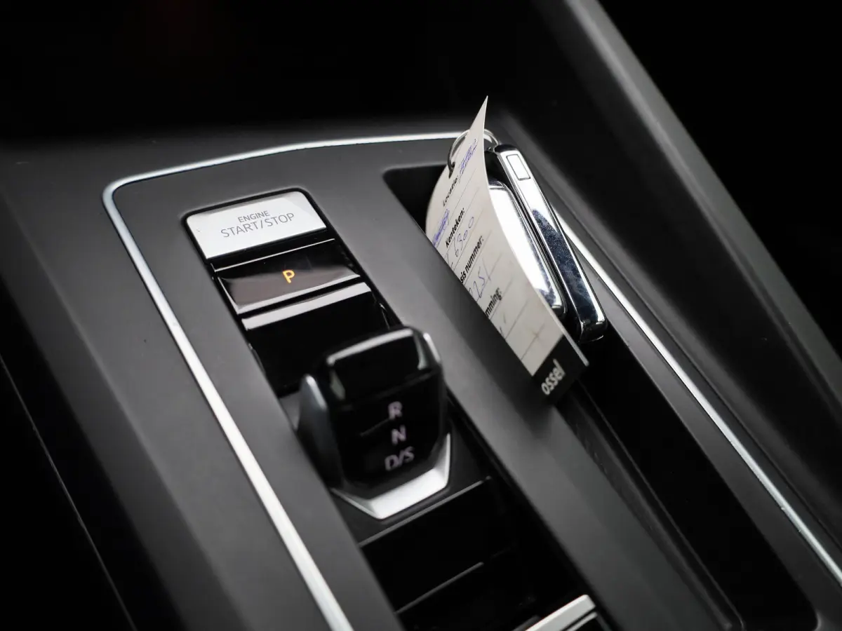 1.5 eTSI R-Line | Panoramadak | Navigatie | Achteruitrijcamera | Trekhaak | LED Matrix | Black Style | Keyless |