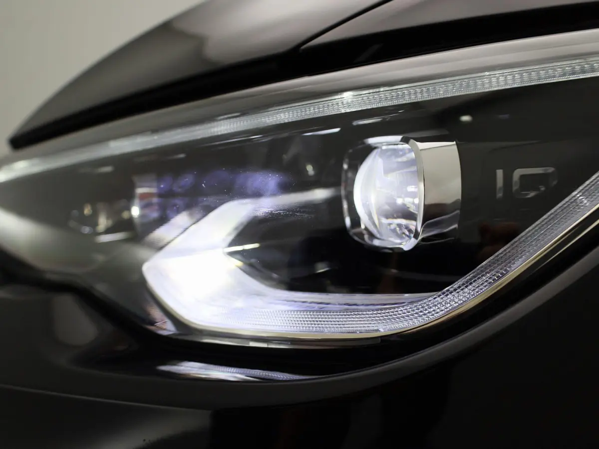 1.5 eTSI R-Line | Panoramadak | Navigatie | Achteruitrijcamera | Trekhaak | LED Matrix | Black Style | Keyless |