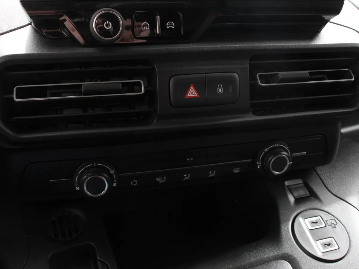 1.5 BlueHDi 130pk L2 Automaat Apple Carplay / Android Auto Navigatie Trekhaak Airco Camera Cruise Control Parkeersensoren V+A DAB