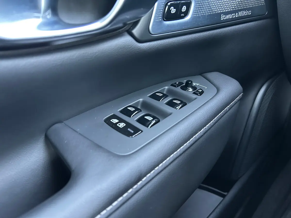2.0 T8 Plug-in hybrid AWD Ultra Dark | Luchtvering | sOh 100% | Bowers&Wilkins | Massage | HU-Display |