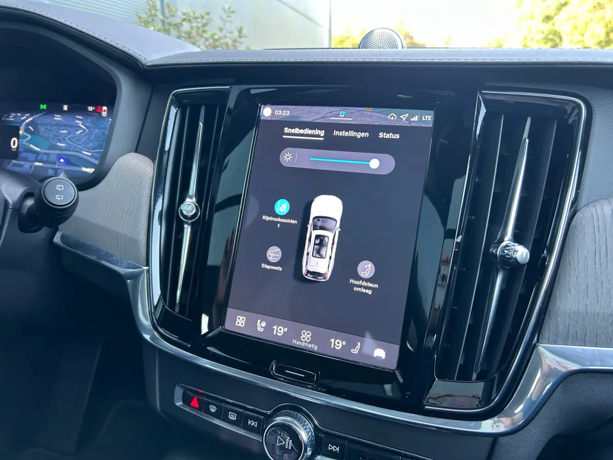 2.0 T8 Plug-in hybrid AWD Ultra Dark | Luchtvering | sOh 100% | Bowers&Wilkins | Massage | HU-Display |