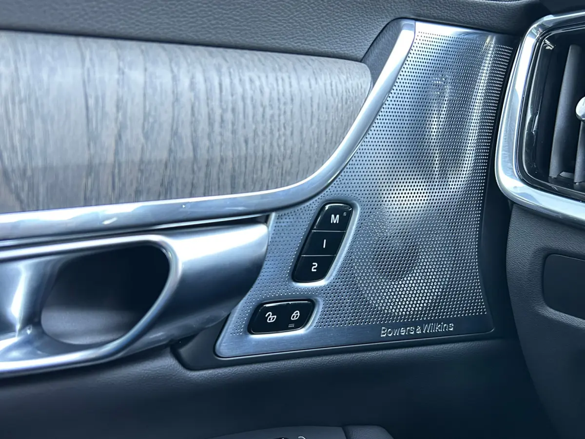 2.0 T8 Plug-in hybrid AWD Ultra Dark | Luchtvering | sOh 100% | Bowers&Wilkins | Massage | HU-Display |