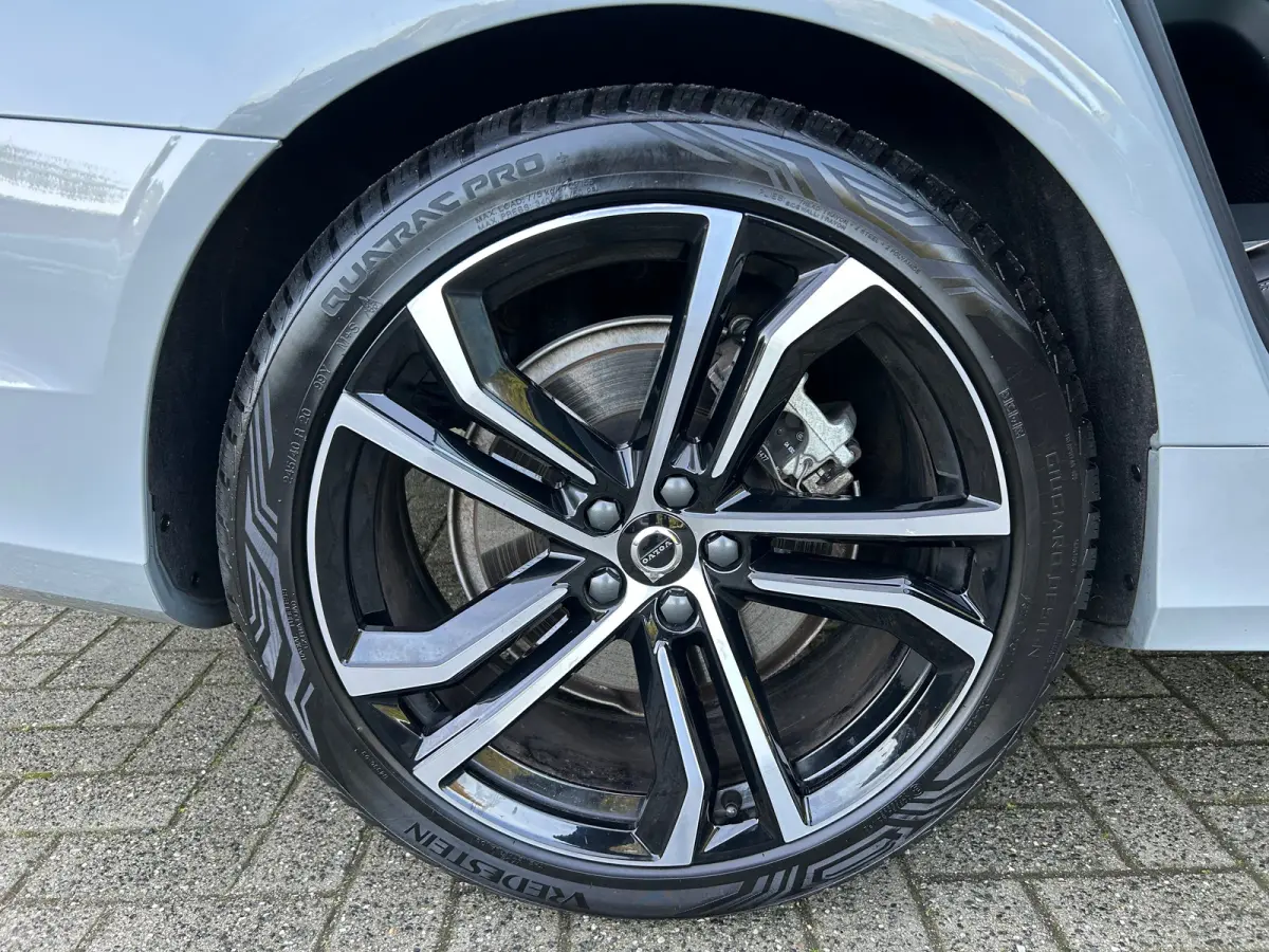 2.0 T8 Plug-in hybrid AWD Ultra Dark | Luchtvering | sOh 100% | Bowers&Wilkins | Massage | HU-Display |