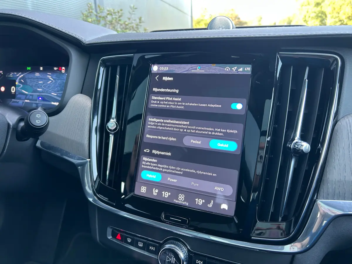 2.0 T8 Plug-in hybrid AWD Ultra Dark | Luchtvering | sOh 100% | Bowers&Wilkins | Massage | HU-Display |