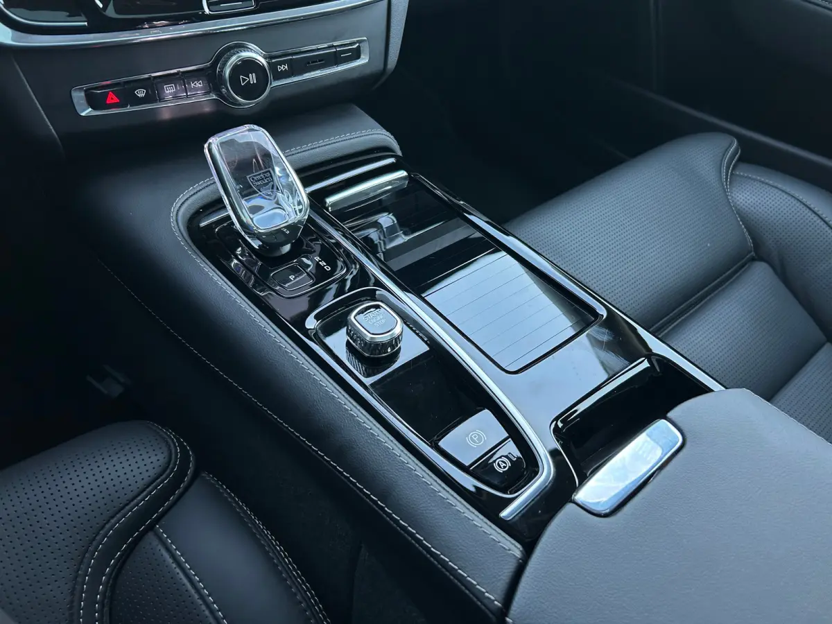 2.0 T8 Plug-in hybrid AWD Ultra Dark | Luchtvering | sOh 100% | Bowers&Wilkins | Massage | HU-Display |