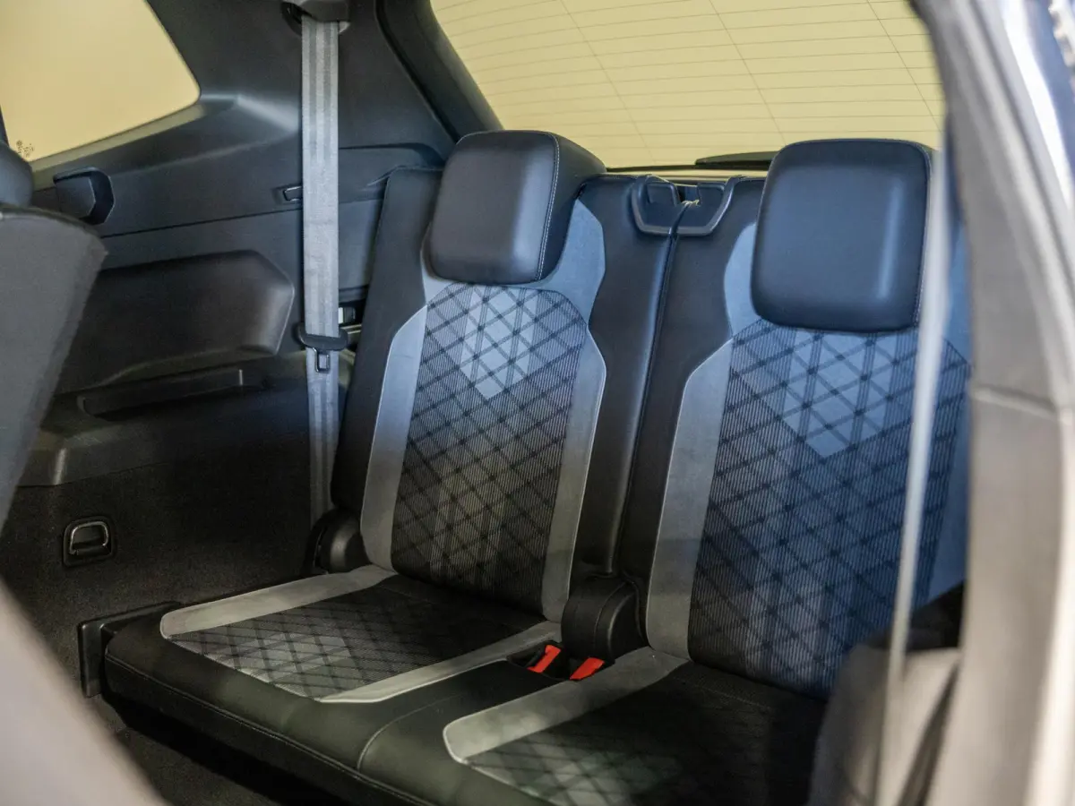 1.5 TSI R-Line Business+ 7p. / 150pk / Trekhaak / Panorama dak / Achteruitrij camera /