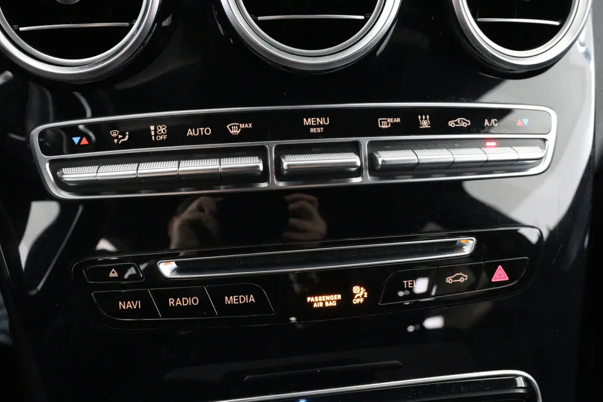 350e Business | 1e Eigenaar! | Dealer Onderhouden! | AMG Styling | Leder/Alcantara | Stoelverwarming | Clima | Navi | Camera | Keyless | Blis | Parkeersensoren | Lichtmetalen Velgen
