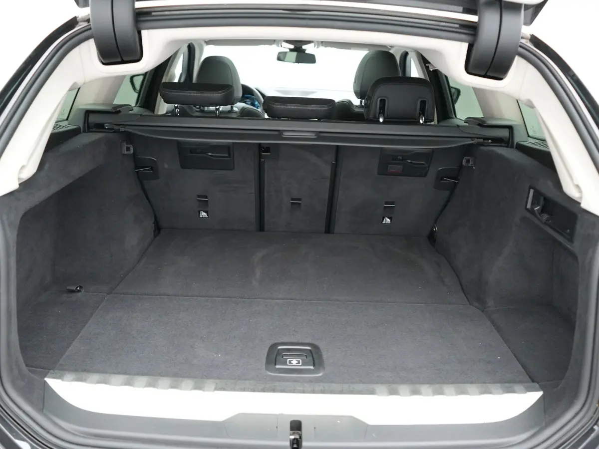 330e Sportline PHEV 293pk Dealer O.H. | SOH 90,9% | Panodak | Adaptive Cruise | Head Up | 360 Camera | Lederen Sportstoelen & Stuur Verwarmd | Keyless | BLIS | Apple Carplay | Navigatie | DA