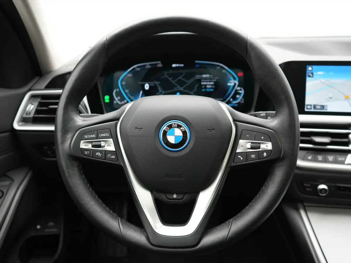 330e Sportline PHEV 293pk Dealer O.H. | SOH 90,9% | Panodak | Adaptive Cruise | Head Up | 360 Camera | Lederen Sportstoelen & Stuur Verwarmd | Keyless | BLIS | Apple Carplay | Navigatie | DA