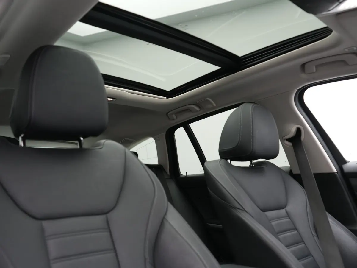330e Sportline PHEV 293pk Dealer O.H. | SOH 90,9% | Panodak | Adaptive Cruise | Head Up | 360 Camera | Lederen Sportstoelen & Stuur Verwarmd | Keyless | BLIS | Apple Carplay | Navigatie | DA