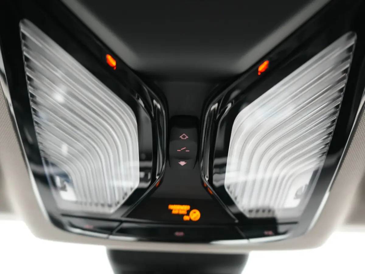 330e Sportline PHEV 293pk Dealer O.H. | SOH 90,9% | Panodak | Adaptive Cruise | Head Up | 360 Camera | Lederen Sportstoelen & Stuur Verwarmd | Keyless | BLIS | Apple Carplay | Navigatie | DA
