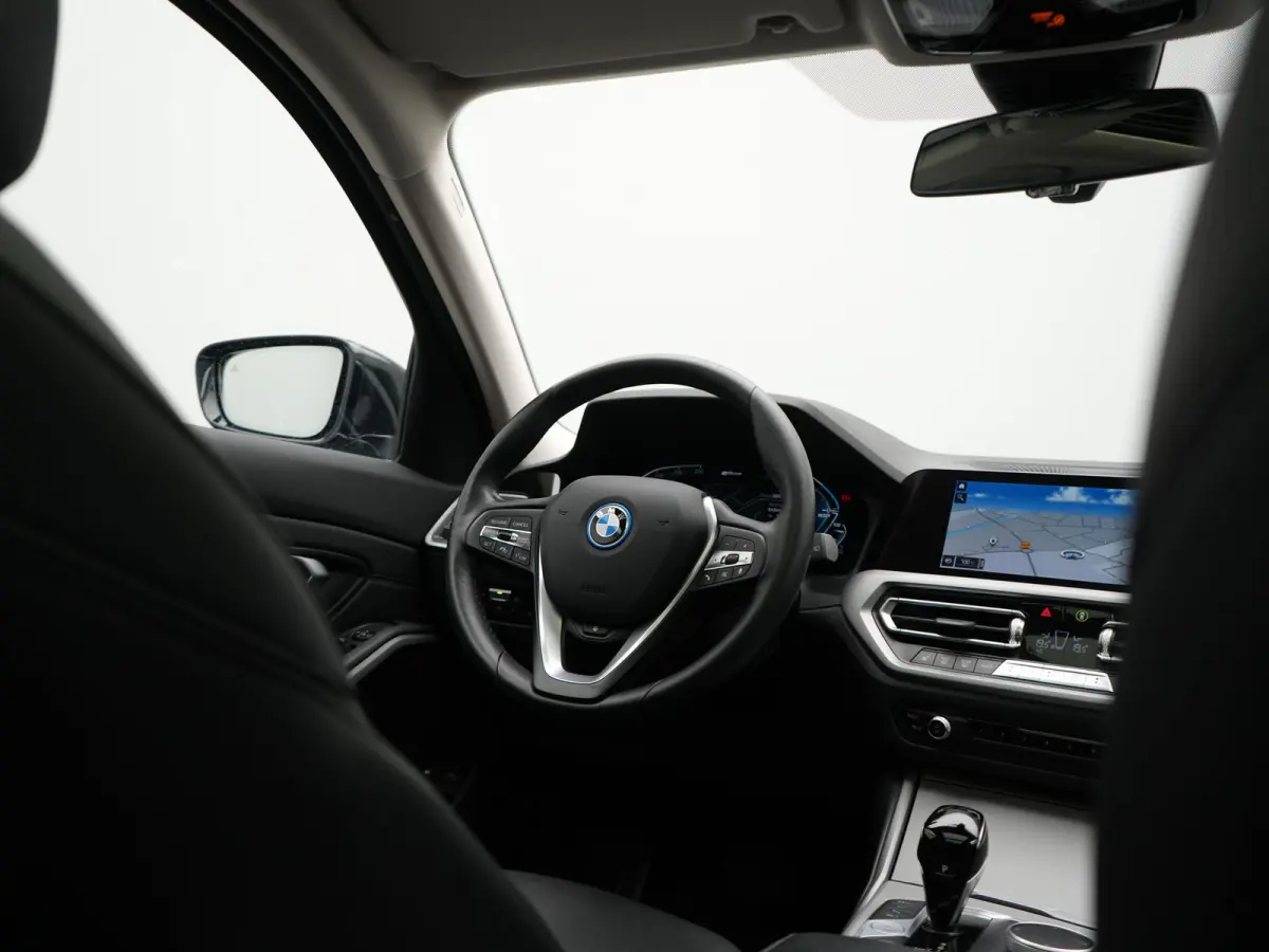 330e Sportline PHEV 293pk Dealer O.H. | SOH 90,9% | Panodak | Adaptive Cruise | Head Up | 360 Camera | Lederen Sportstoelen & Stuur Verwarmd | Keyless | BLIS | Apple Carplay | Navigatie | DA