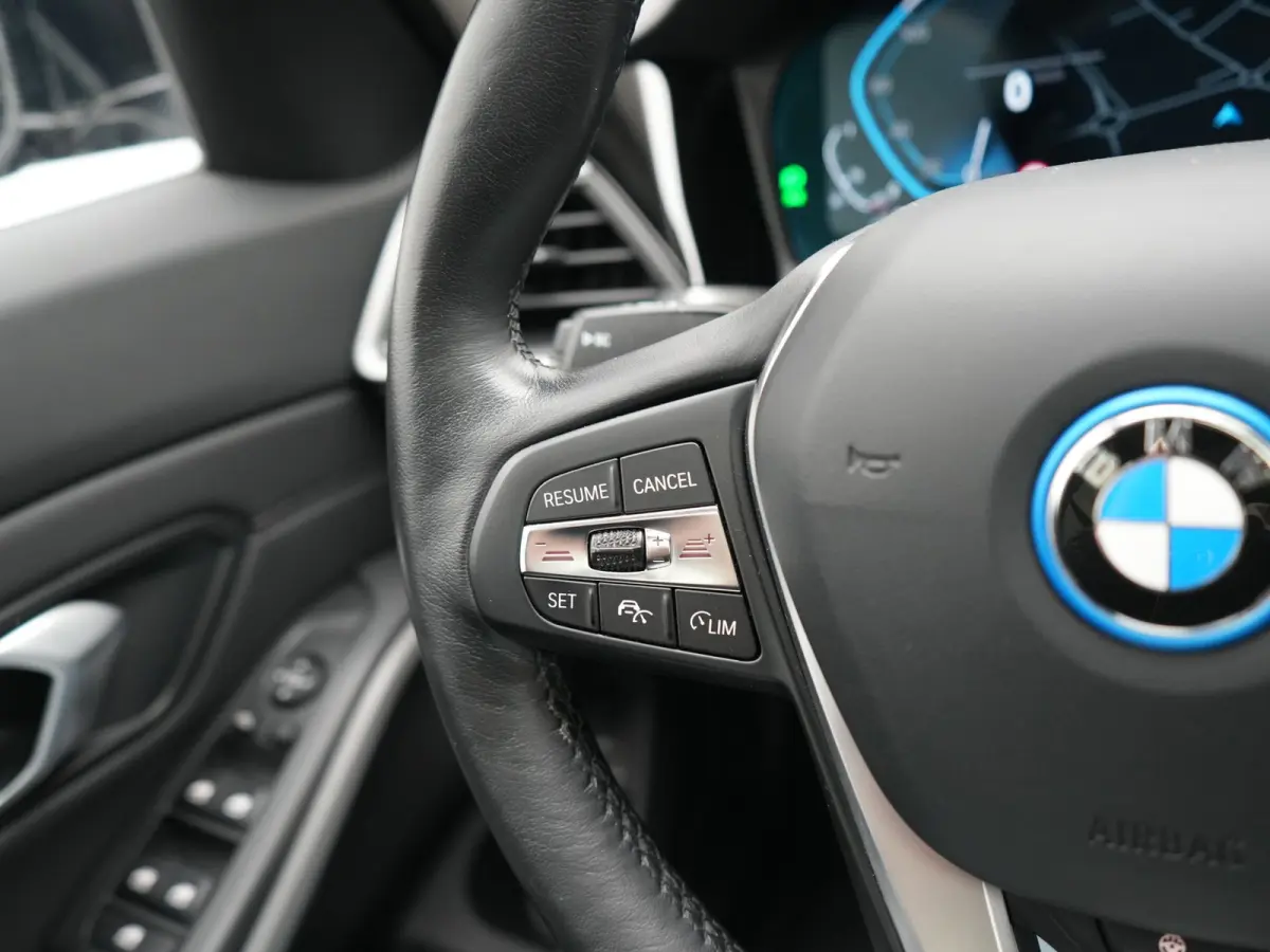 330e Sportline PHEV 293pk Dealer O.H. | SOH 90,9% | Panodak | Adaptive Cruise | Head Up | 360 Camera | Lederen Sportstoelen & Stuur Verwarmd | Keyless | BLIS | Apple Carplay | Navigatie | DA