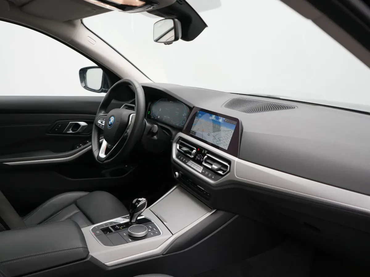 330e Sportline PHEV 293pk Dealer O.H. | SOH 90,9% | Panodak | Adaptive Cruise | Head Up | 360 Camera | Lederen Sportstoelen & Stuur Verwarmd | Keyless | BLIS | Apple Carplay | Navigatie | DA