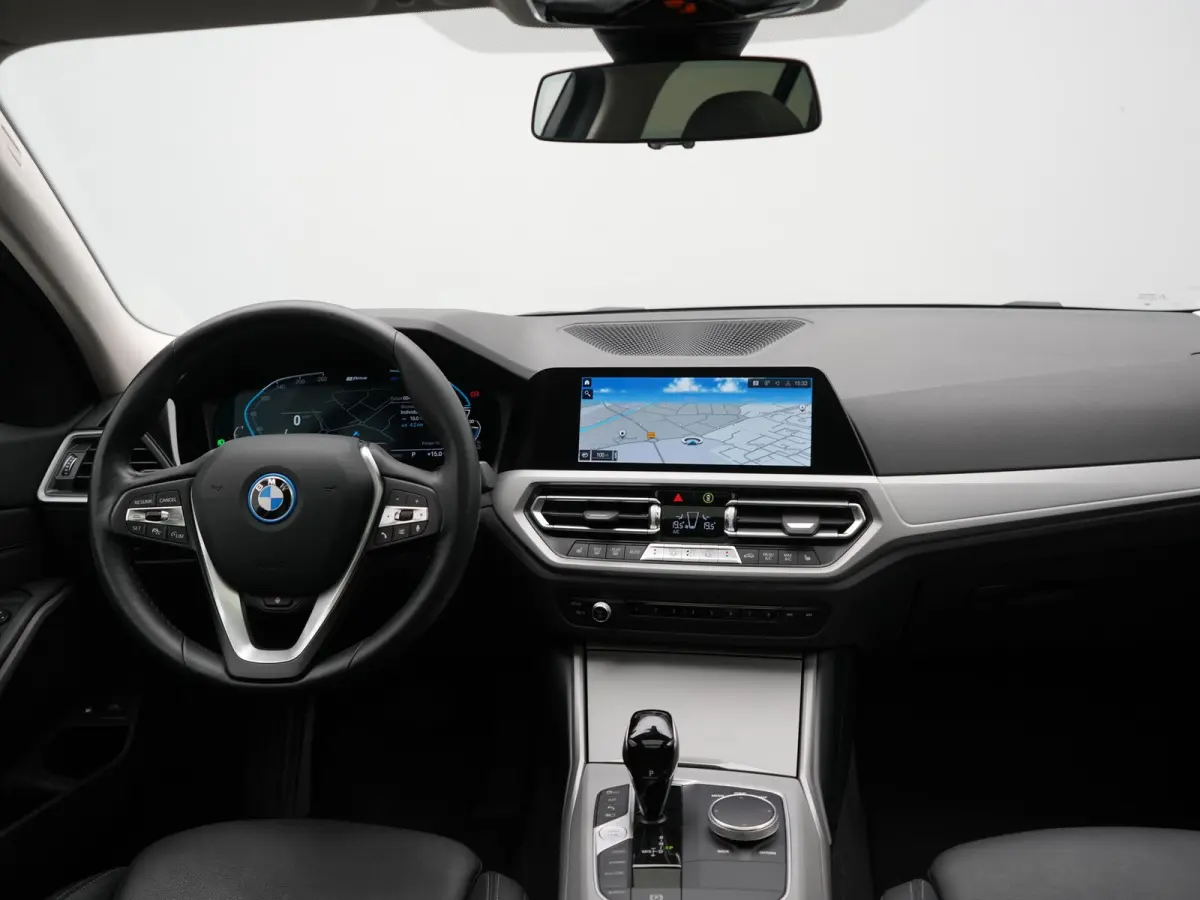 330e Sportline PHEV 293pk Dealer O.H. | SOH 90,9% | Panodak | Adaptive Cruise | Head Up | 360 Camera | Lederen Sportstoelen & Stuur Verwarmd | Keyless | BLIS | Apple Carplay | Navigatie | DA