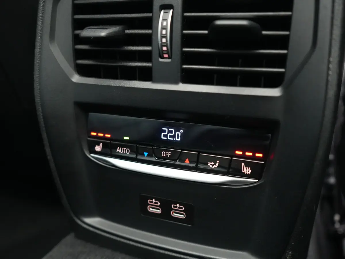 330e Sportline PHEV 293pk Dealer O.H. | SOH 90,9% | Panodak | Adaptive Cruise | Head Up | 360 Camera | Lederen Sportstoelen & Stuur Verwarmd | Keyless | BLIS | Apple Carplay | Navigatie | DA