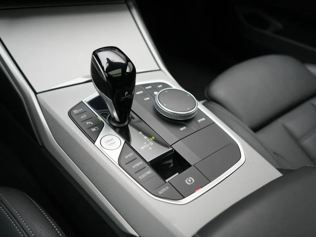 330e Sportline PHEV 293pk Dealer O.H. | SOH 90,9% | Panodak | Adaptive Cruise | Head Up | 360 Camera | Lederen Sportstoelen & Stuur Verwarmd | Keyless | BLIS | Apple Carplay | Navigatie | DA