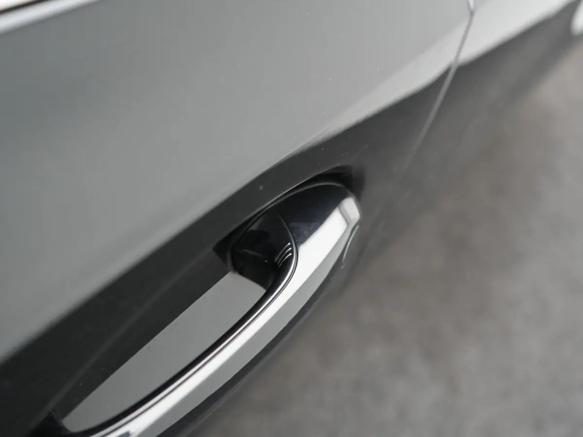 330e Sportline PHEV 293pk Dealer O.H. | SOH 90,9% | Panodak | Adaptive Cruise | Head Up | 360 Camera | Lederen Sportstoelen & Stuur Verwarmd | Keyless | BLIS | Apple Carplay | Navigatie | DA